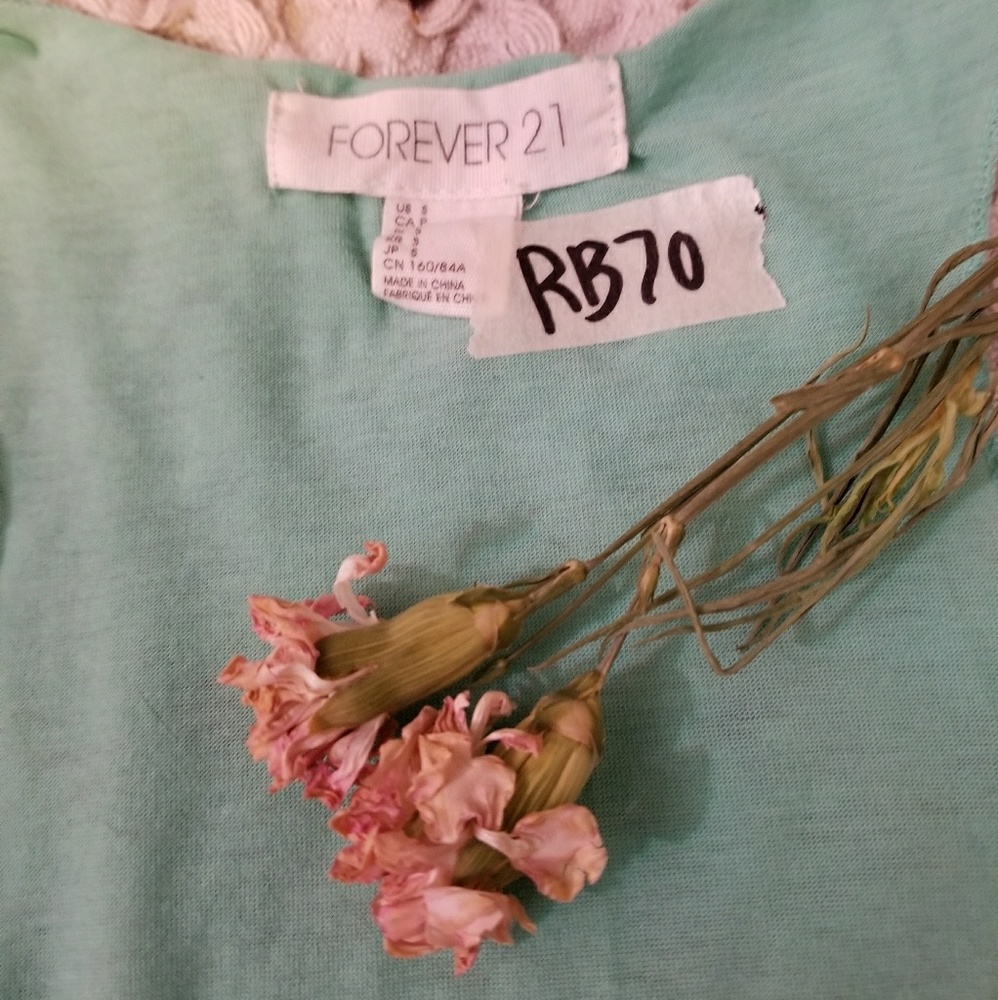 🌻🌺🌻FOREVER 21 RACERBACK TANK TOP!! - Picture 4 of 5